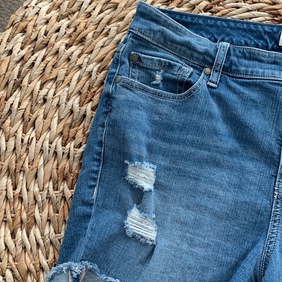 Torrid Button Fly Destructed Shorts sz16 - Picture 6 of 15